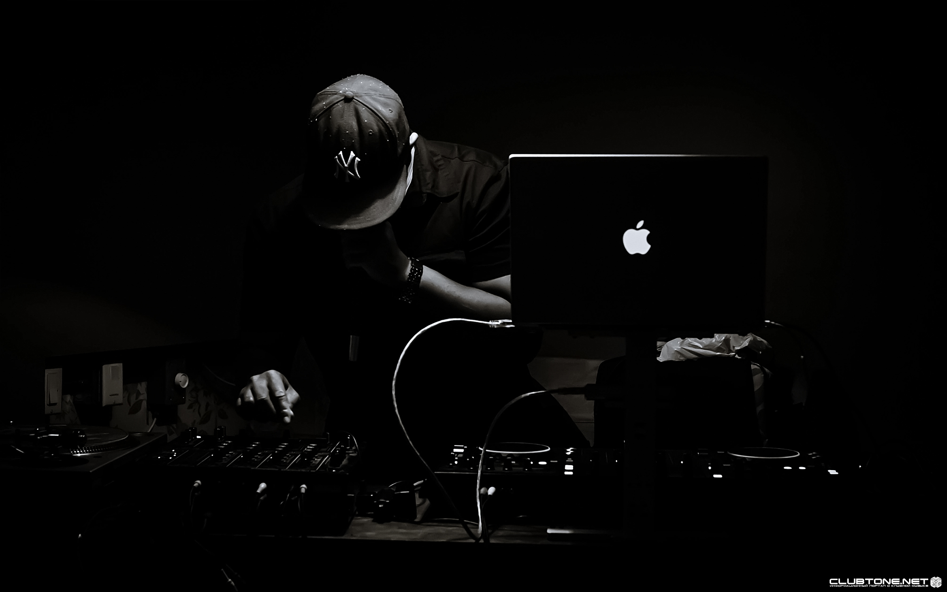 You are currently viewing Designing Your Brand as a DJ – Beyond the Sound